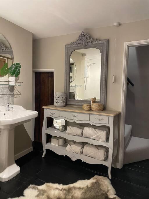 Entire Georgian Luxury Home - 3 Storey- High St Henley-In-Arden -Two Bedrooms-Sleeps 4 מראה חיצוני תמונה